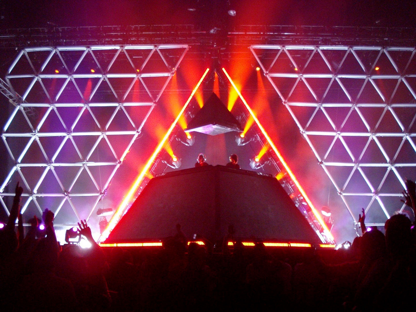 daft-punk-pyramid-1